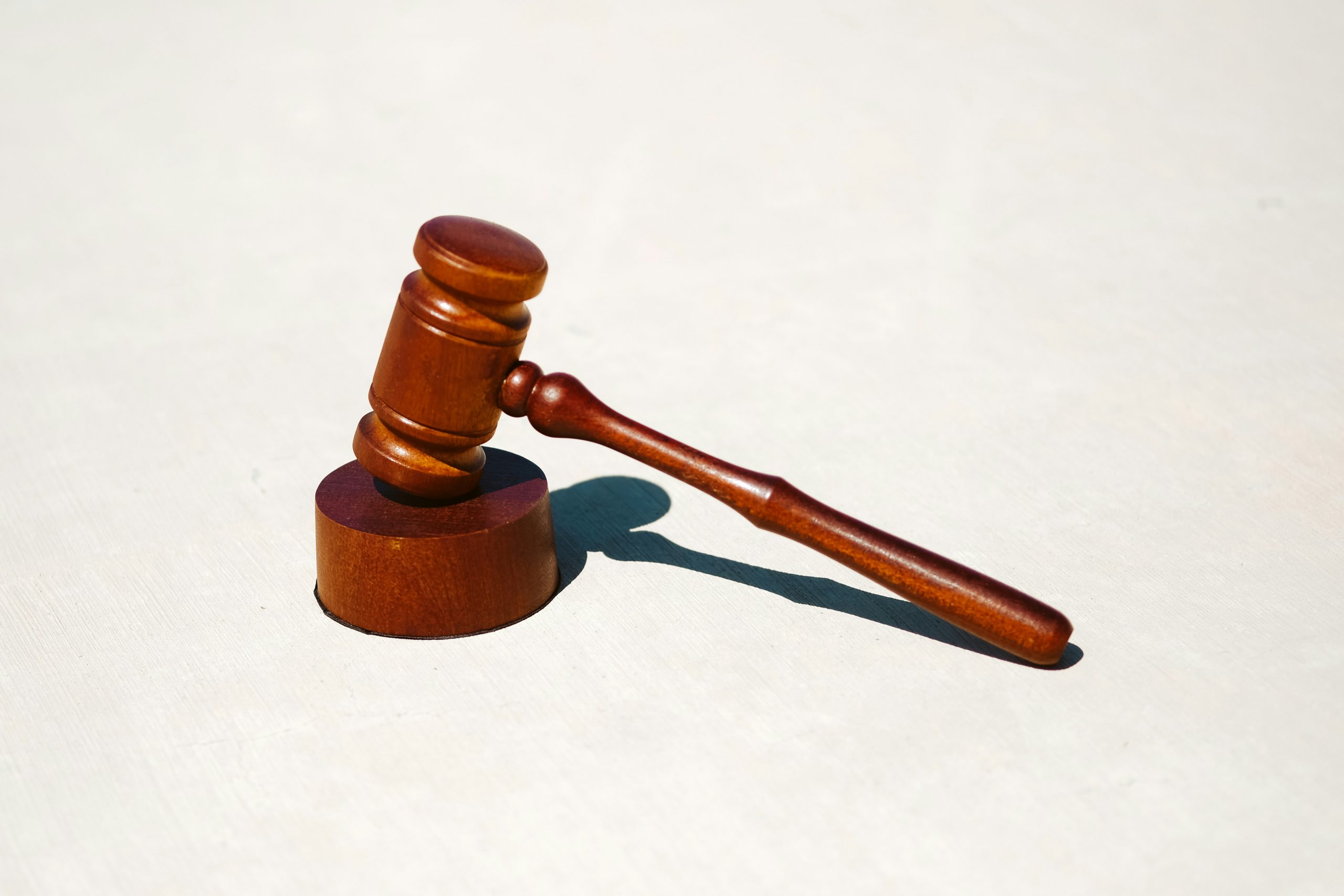 Marteau de juge et balance de justice